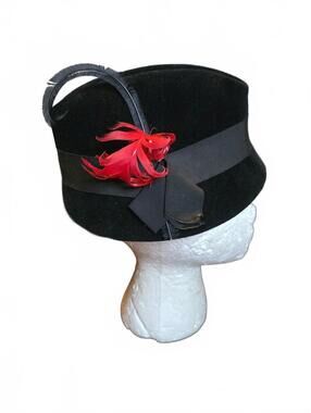 Vintage 1960s Boutique Reggi Wilshire Powers Black Velvet Cloche Hat Red Feather